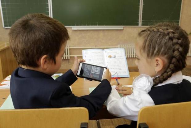 Большинство учителей и родителей поддерживают запрет на использование мобильных на уроках Большинство учителей и родителей поддерживают запрет на использование мобильных на уроках