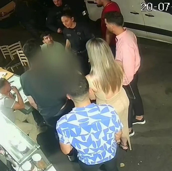 В центре Парижа туристку из Австралии изнасиловали пять чернокожих мужчин В центре Парижа туристку из Австралии изнасиловали пять чернокожих мужчин