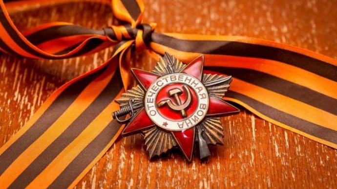Наказание вплоть до 5 лет колонии грозит за умышленное публичное осквернение георгиевской ленточки. Наказание вплоть до 5 лет колонии грозит за умышленное публичное осквернение георгиевской ленточки.