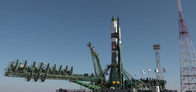Ракету с грузовым кораблем «Прогресс МС-32» установили на стартовой площадке Байконура