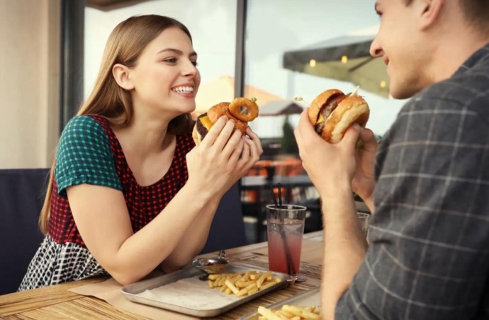 Почти треть зумеров ходит на свидания ради бесплатной еды